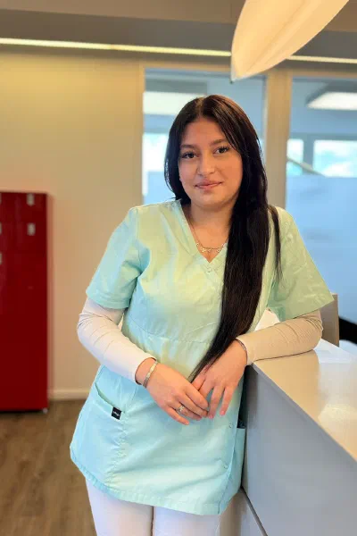 Enesa Mustafa – ZFA Auszubildende 1. Lehrjahr