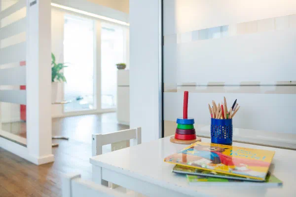 Wartebereich mit Kinderbüchern, Stiften, Spielzeug